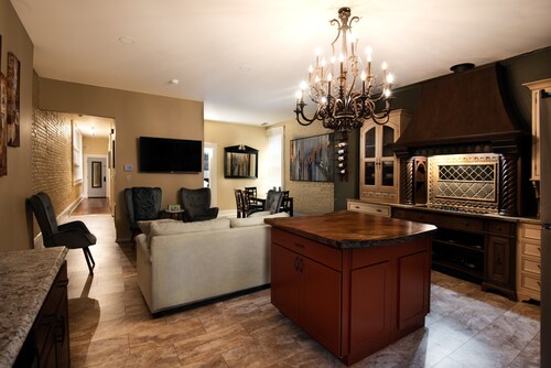 Historic Main St Apt | Private Garage