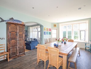 Cottage | Private kitchen | Dishwasher, cookware/dishes/utensils