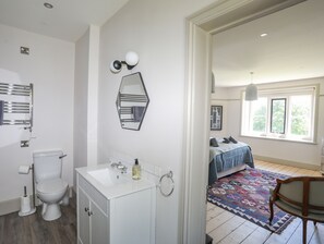 Cottage | Bathroom | Shower, hair dryer