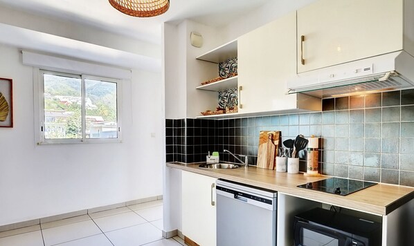 Fridge, microwave, oven, stovetop