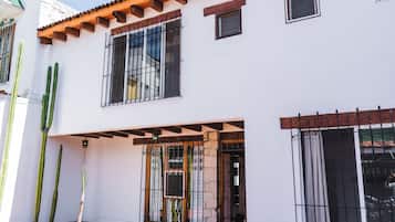 Vista frontal de la propiedad