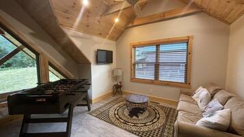 Smart TV, chimenea, videojuegos, futbolito