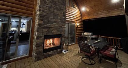 Luxury cabin with a million dollar view and hot tub