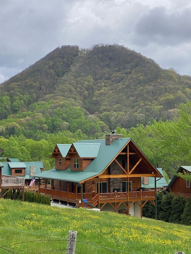  Luxury cabin with a million dollar view and hot tub