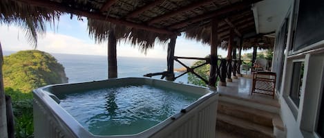 Bañera de hidromasaje al aire libre