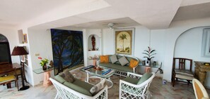 Smart TV, books, stereo, computer monitors - VillaParaisoAca,  With Beautiful View & Private Beach.  Christmas Special. (Acapulco)