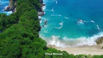 Plage, chaises longues, serviettes de plage