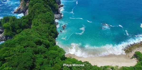 En la playa, camastros y toallas de playa 
