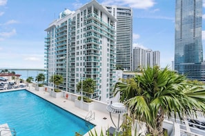 Pool - 3BR Brickell | Free Parking | Skyline View (Miami)