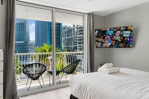 3 bedrooms, iron/ironing board, WiFi, bed sheets - Skyline Luxury - Elegant Brickell Condo (Miami)