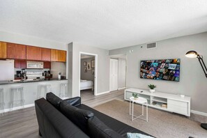 A modern apartment with a kitchen, living room, and a dining area. - 3BR Brickell | Free Parking | Skyline View (Miami)