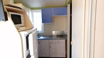 Een koelkast, een microgolfoven, een kookplaat