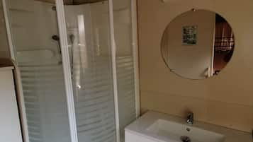 Douche, sèche-cheveux, serviettes fournies, savon