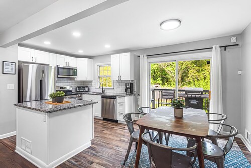 Modern 5BR Oasis,  Sleeps 12  & 15 Min to Downtown