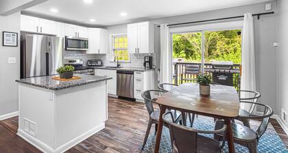 Modern 5BR Oasis, Sleeps 12 & 15 Min to Downtown