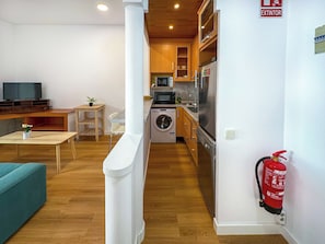 Refrigerador, microondas, cafetera y tetera y tostadora 