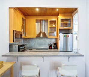 Réfrigérateur, micro-ondes, cafetière/bouilloire, grille-pain