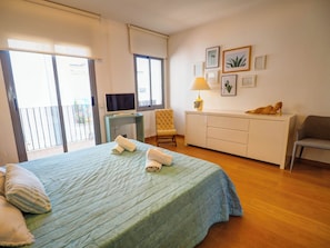 4 bedrooms, iron/ironing board, free WiFi, bed sheets