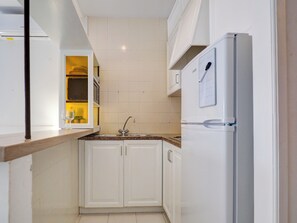 Jääkaappi, mikroaaltouuni, kahvin-/teenkeitin, vedenkeitin