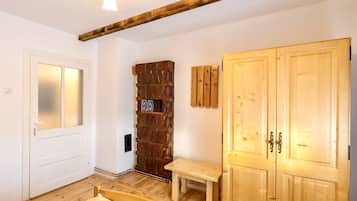 5 bedrooms, desk, iron/ironing board, WiFi