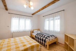 5 bedrooms, desk, iron/ironing board, WiFi - Rustic & cozy 5 bedroom Cabin - in the heart of Apuseni Mountains (Horea)