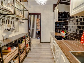 Kjøleskap, mikrobølgeovn, ovn og oppvaskmaskin