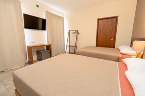 Habitación Confort, no fumadores | Ropa de cama de alta calidad y escritorio