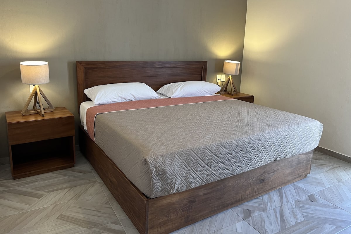 Kamar Double Comfort | Seprai premium, meja kerja, dan ruang kerja ramah laptop