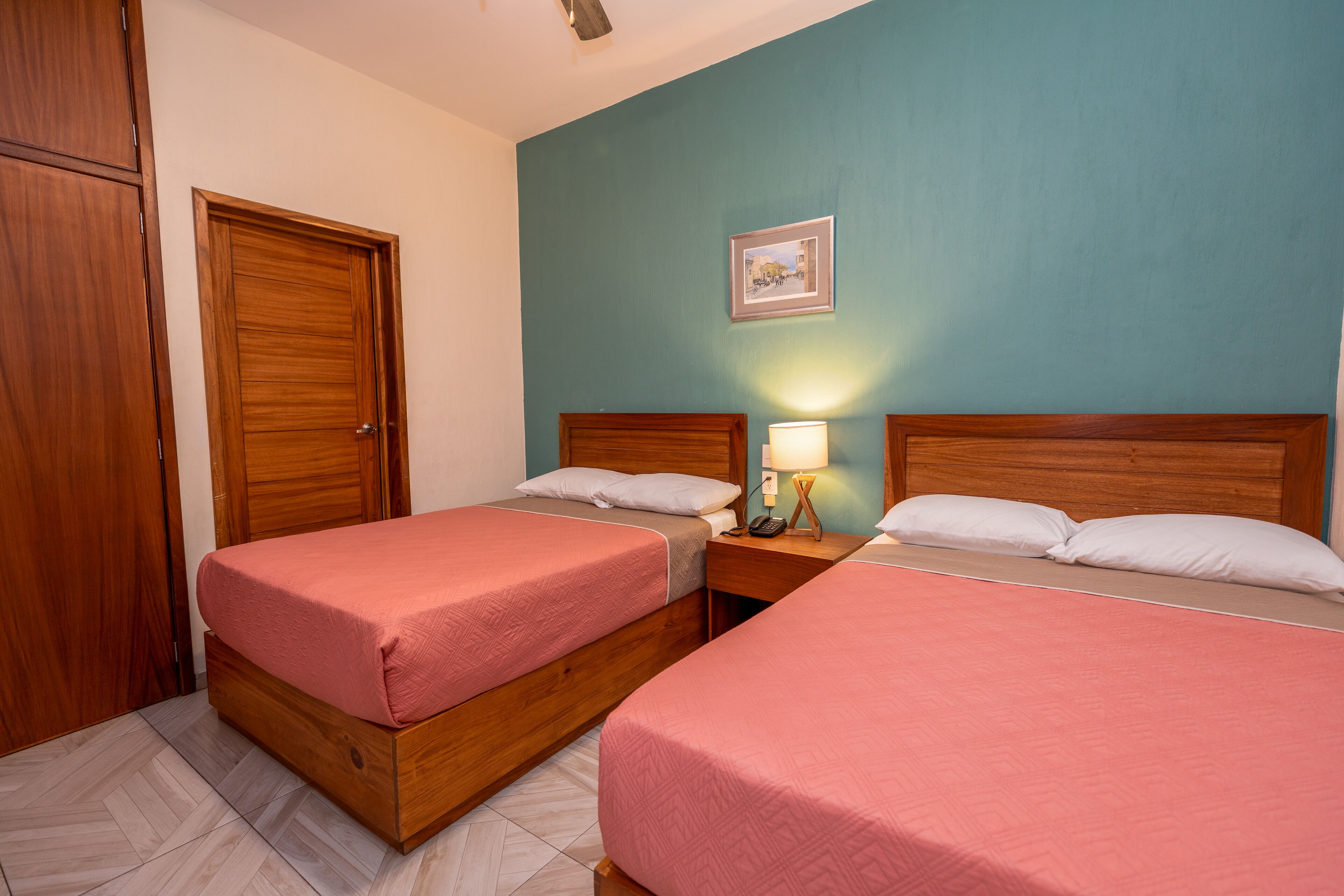 Ropa de cama de alta calidad y escritorio 