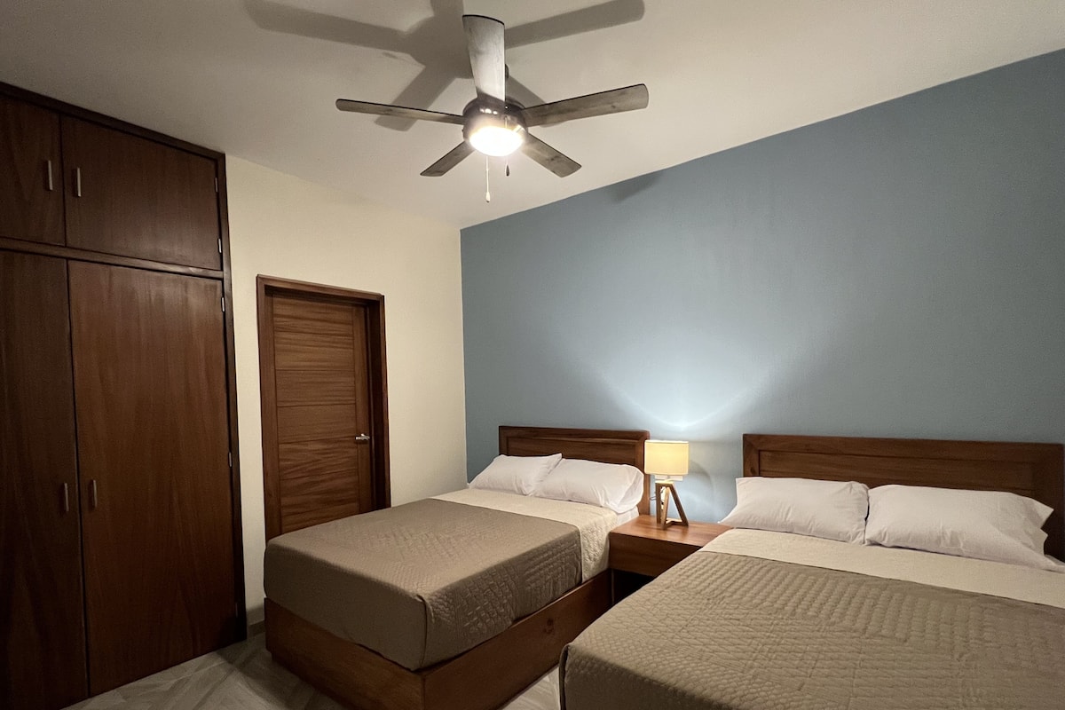 Kamar Quadruple Superior, 2 Tempat Tidur Double | Seprai premium, meja kerja, dan ruang kerja ramah laptop