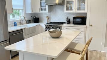 Kylskåp, mikrovågsugn, ugn och spishäll