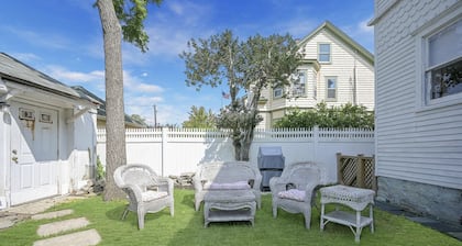 Beautifully renovated 2 Bedroom, 1st Floor apt -Greenport Village, Walk to town!