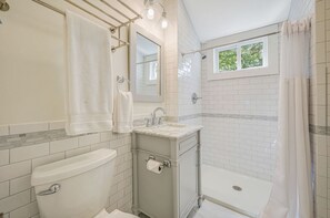 Combined shower/bathtub, hair dryer, towels, soap
