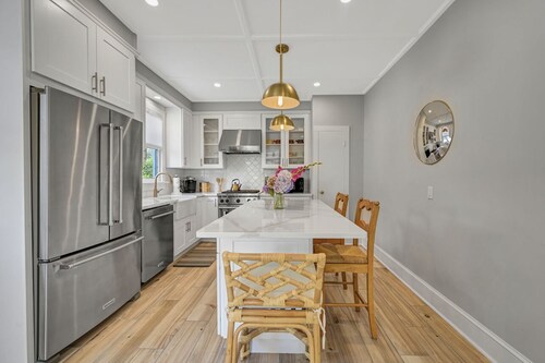 Beautifully renovated 2 Bedroom, 1st Floor apt -Greenport Village, Walk to town!