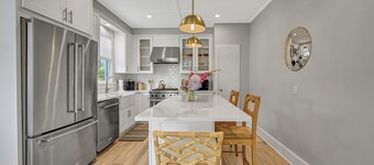 Beautifully renovated 2 Bedroom, 1st Floor apt -Greenport Village, Walk to town!