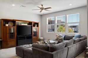 Televisión, videojuegos y oficina 