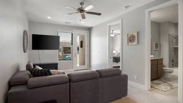 3 slaapkamers, een strijkplank/strijkijzer, reisbedje, wifi