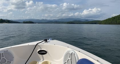 Riverfront Cabin! Mountain Views, Pool, Hot Tub, Fishing, Tubing, Fire Pit, WIFI