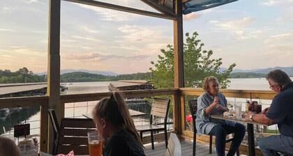 Riverfront Cabin! Mountain Views, Pool, Hot Tub, Fishing, Tubing, Fire Pit, WIFI