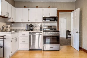 Réfrigérateur, four à micro-ondes, un four, surface de cuisson