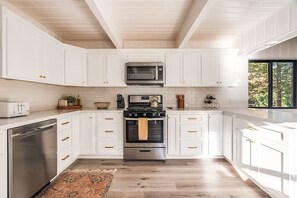 Kjøleskap, mikrobølgeovn, ovn og kokeplater