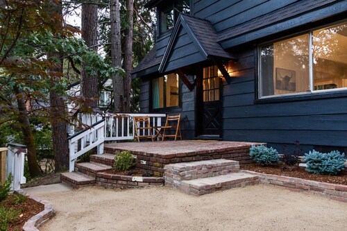 Family & Pet-Friendly, Cozy & Stylish Cabin Steps from Lake+Village