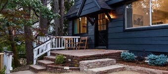 Family & Pet-Friendly, Cozy & Stylish Cabin Steps from Lake+Village