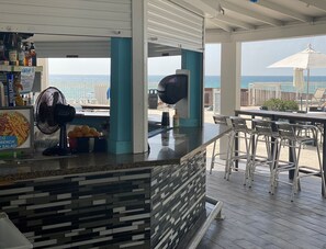 Outdoor dining - Beachfront condo in Miami! (Sunny Isles Beach)