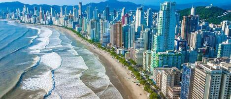 Na praia, areia branca, 5 bares na praia