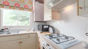 Apartment (1 Bedroom) | Private kitchen | Fridge, microwave, oven, stovetop