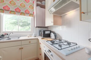 Huoneisto (1 Bedroom) | Yksityinen keittiö | Jääkaappi, mikroaaltouuni, uuni, liesi