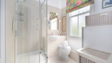 Apartment (1 Bedroom) | Bathroom | Shower, soap, shampoo