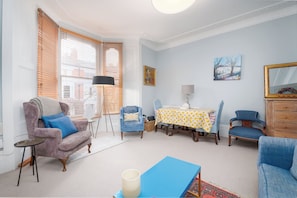 Huoneisto (1 Bedroom) | Oleskelualue | 24–tuumainen televisio, jossa digitaalikanavat