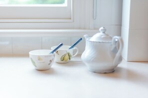 Apartment (1 Bedroom) | Private kitchen | Fridge, microwave, oven, stovetop